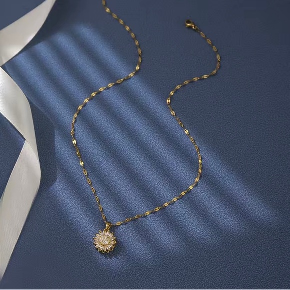 Brand New 24K Gold Plated Sunflower Pendant Necklace with Zircon Inlay - Picture 3 of 7